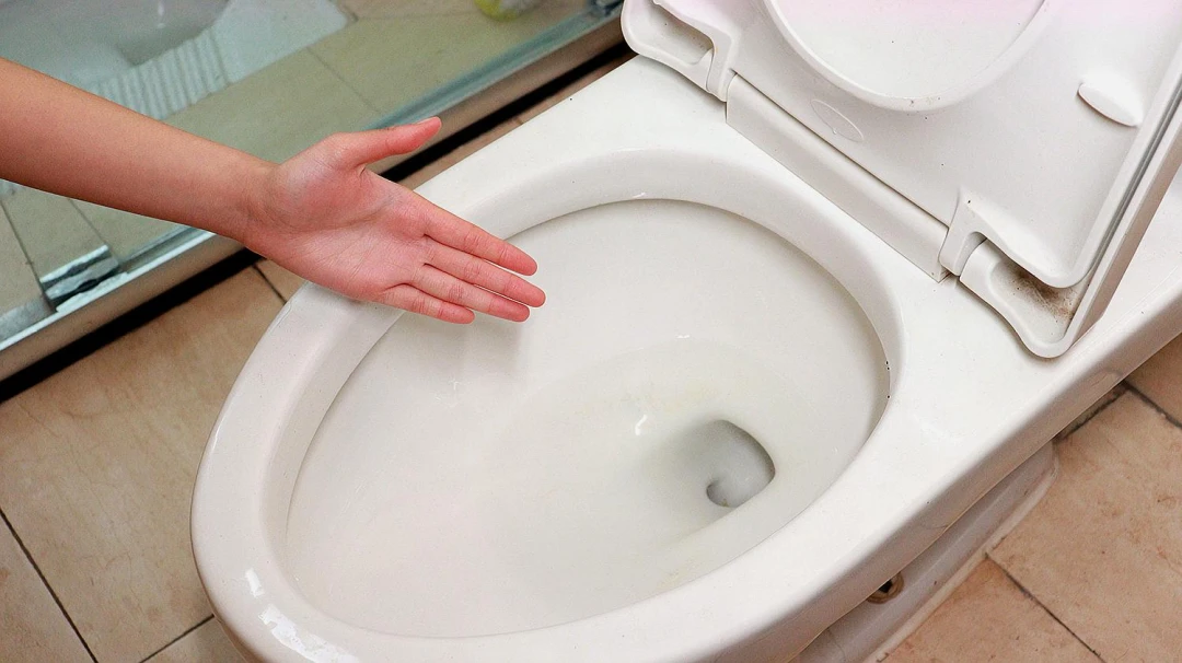 马桶堵塞,立马学会这方法,快速疏通永不再堵